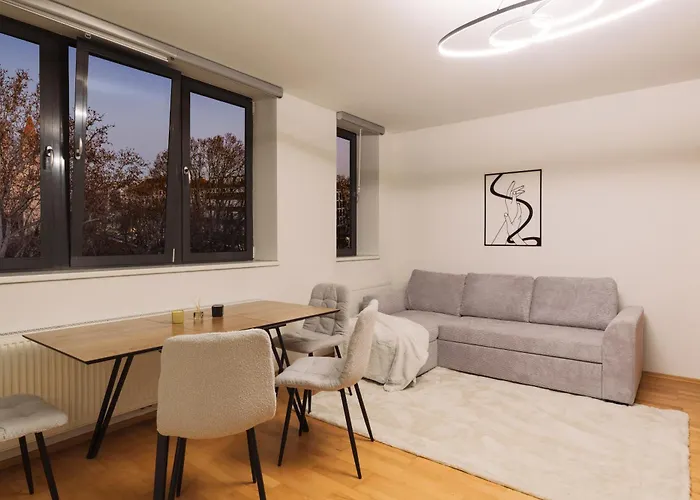 Delightful With Private Balcony In Perfect Location Of Apartamento Viena