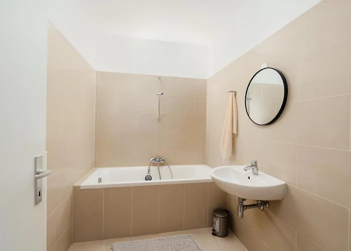 Delightful With Private Balcony In Perfect Location Of * Viena